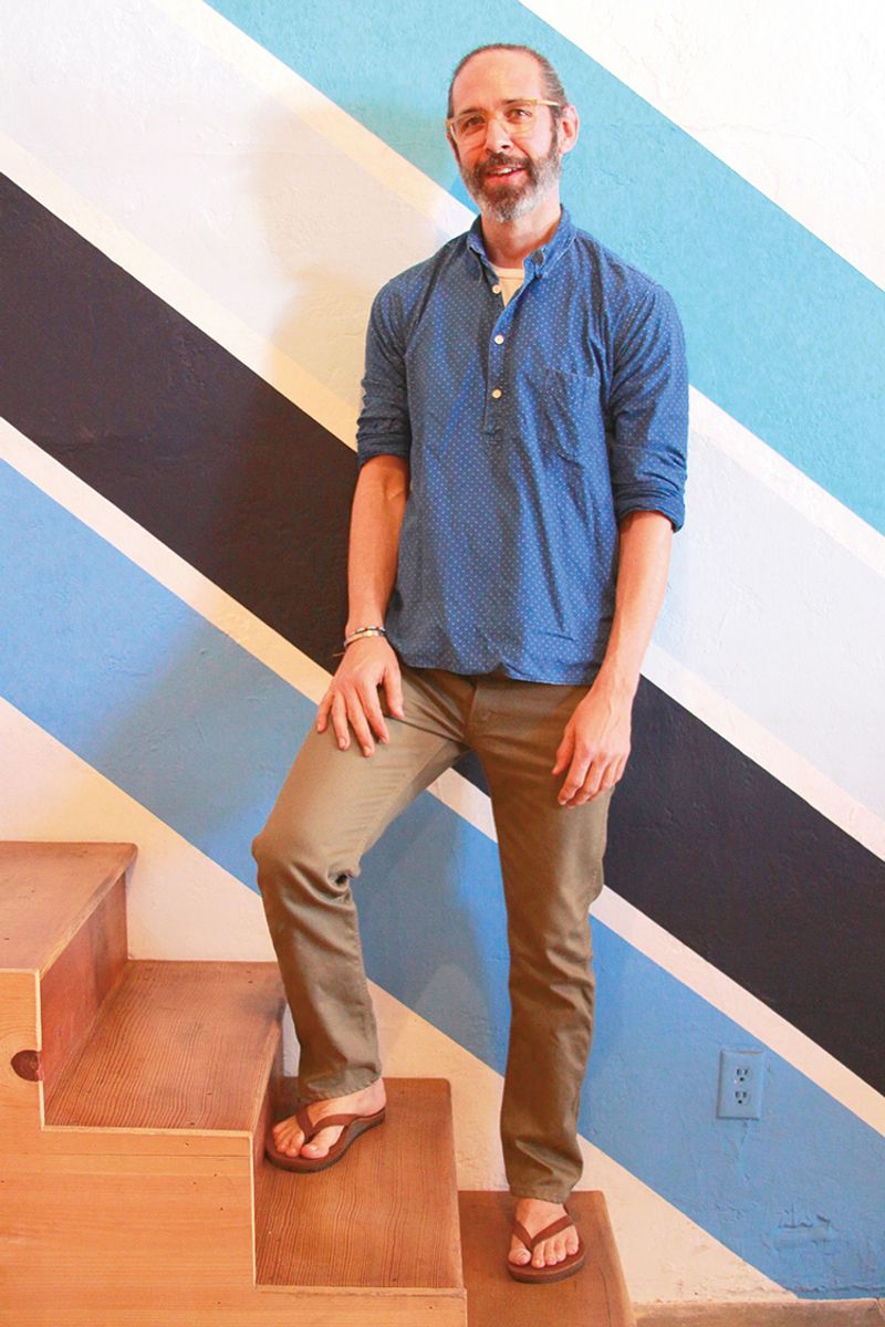 LA的リラックスコーデを、少し上品に ドーグ