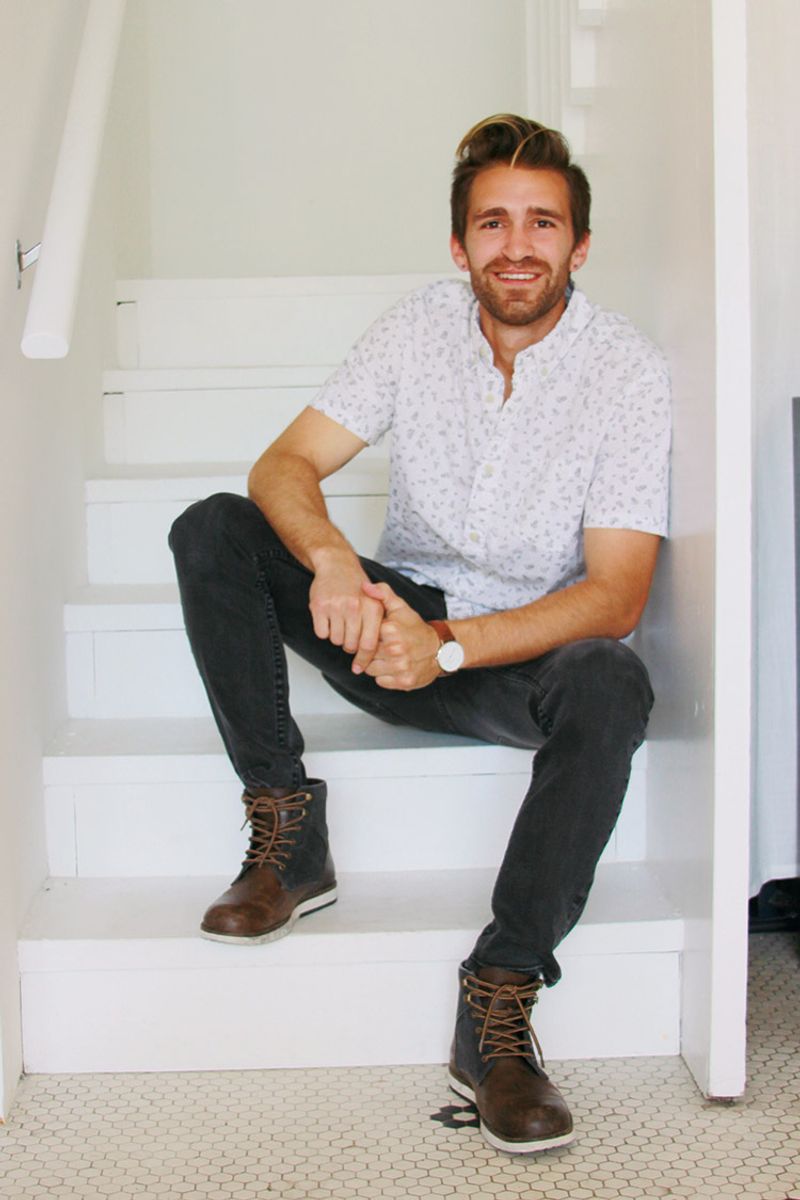 フェミニンな印象のシャツを、ブラックデニム＆ブーツで辛口に ドリュー