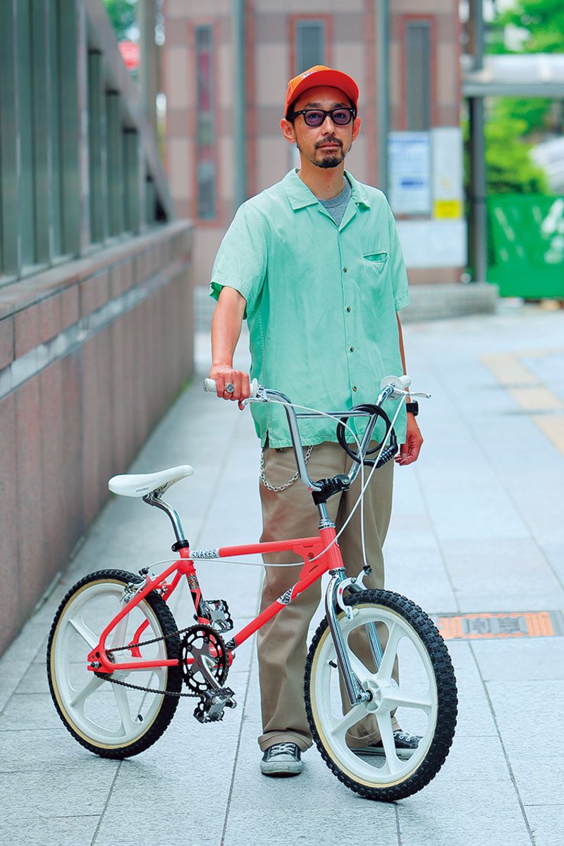 ミントグリーンの奇抜さをまとめる「ネオン小物×ワークパンツ」 木村健一