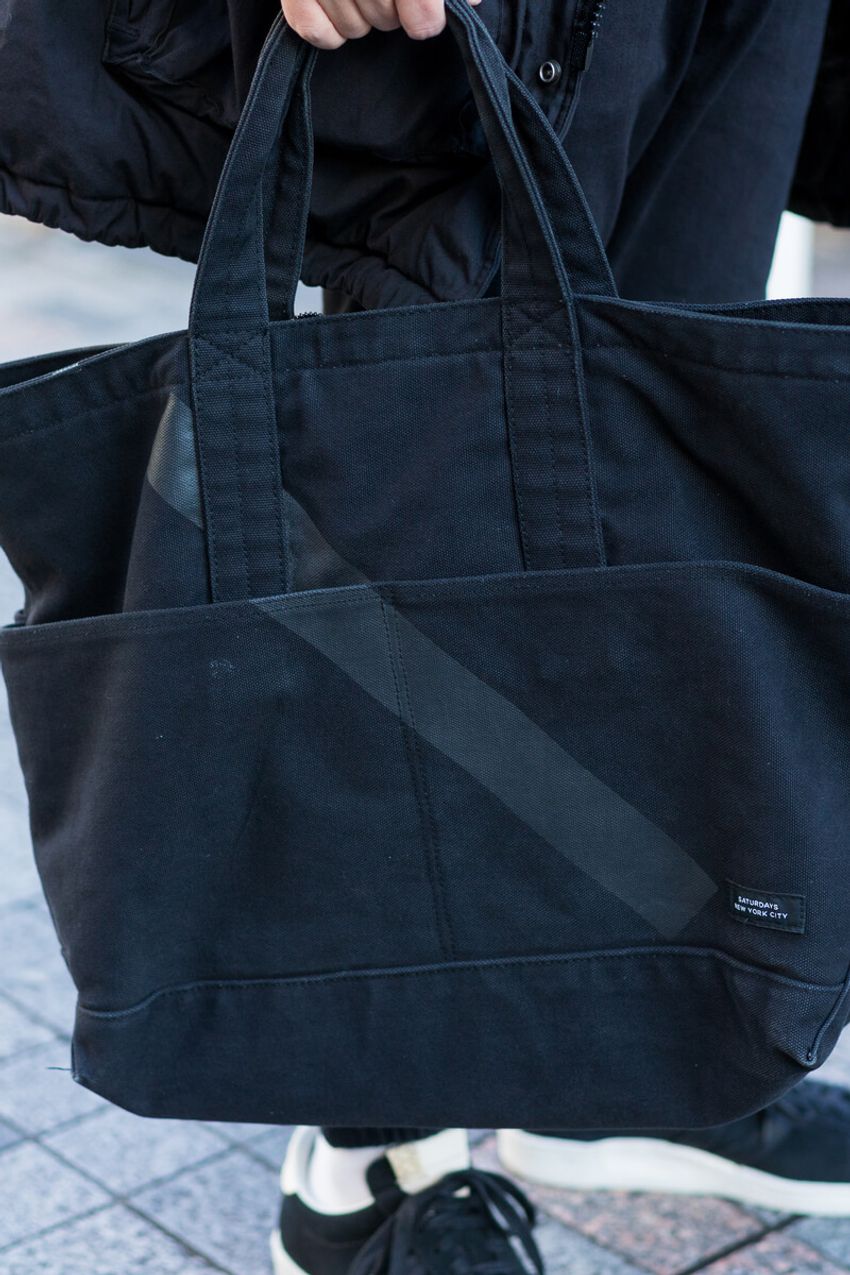 「オール黒」こそレイヤードが重要！“無難見え”から脱却したメリハリコーデ3選 - 4枚目の画像