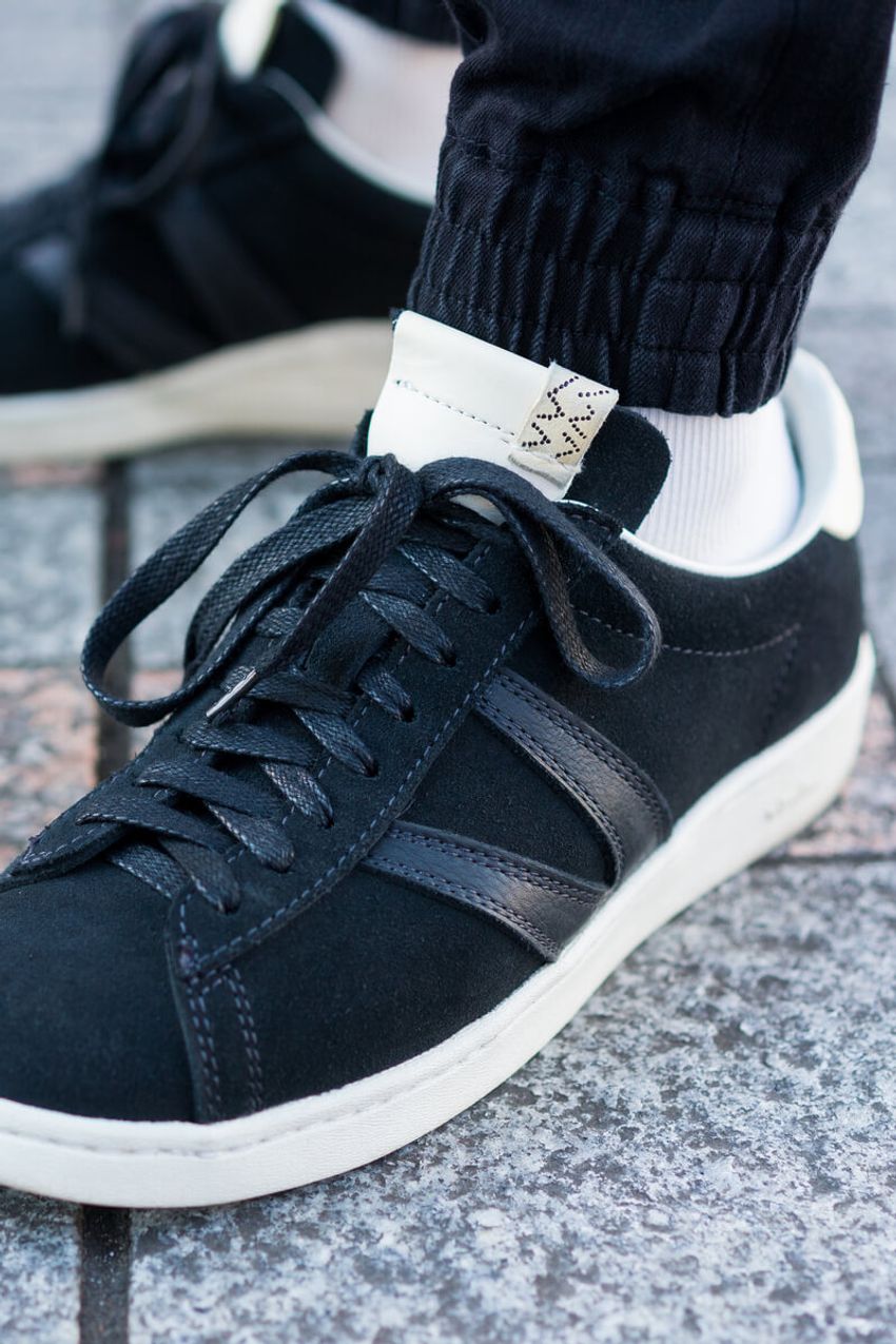 「オール黒」こそレイヤードが重要！“無難見え”から脱却したメリハリコーデ3選 - 5枚目の画像