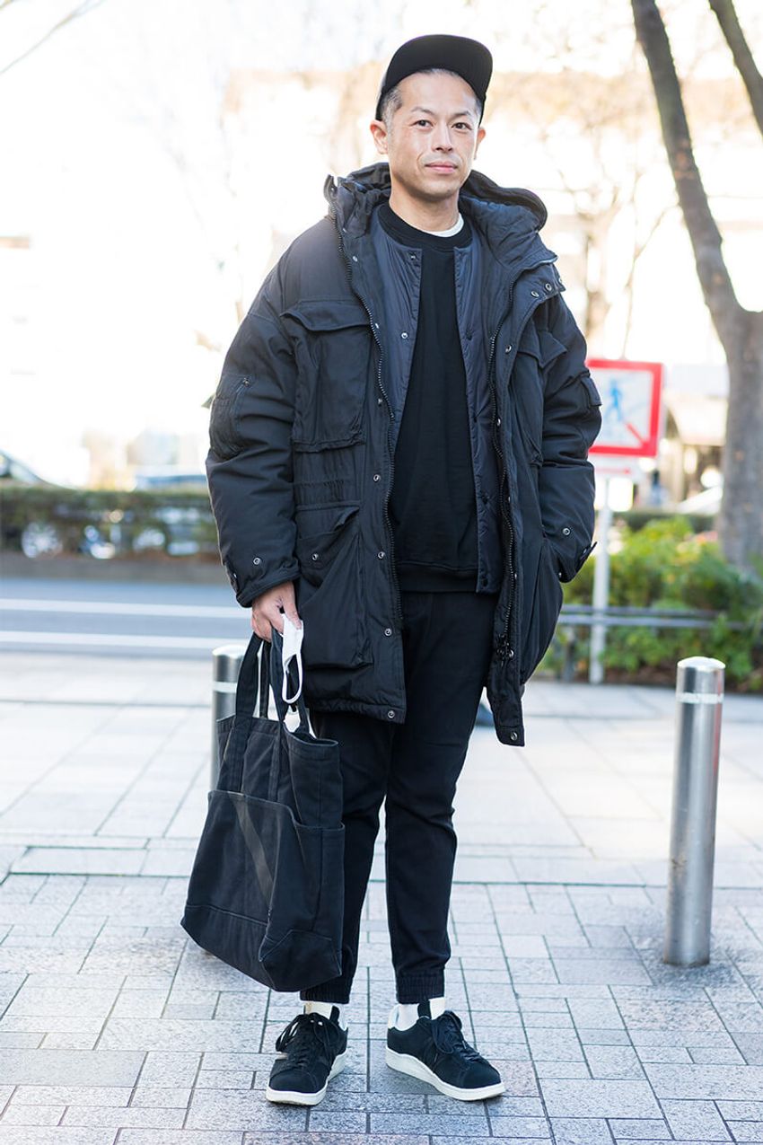 「オール黒」こそレイヤードが重要！“無難見え”から脱却したメリハリコーデ3選 - 3枚目の画像