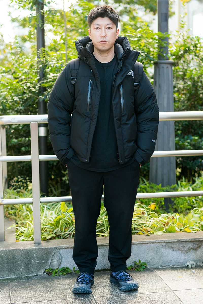 全身ブラックのシンプルさに、スニーカーでスポーティなアクセントをプラス 正木達彦