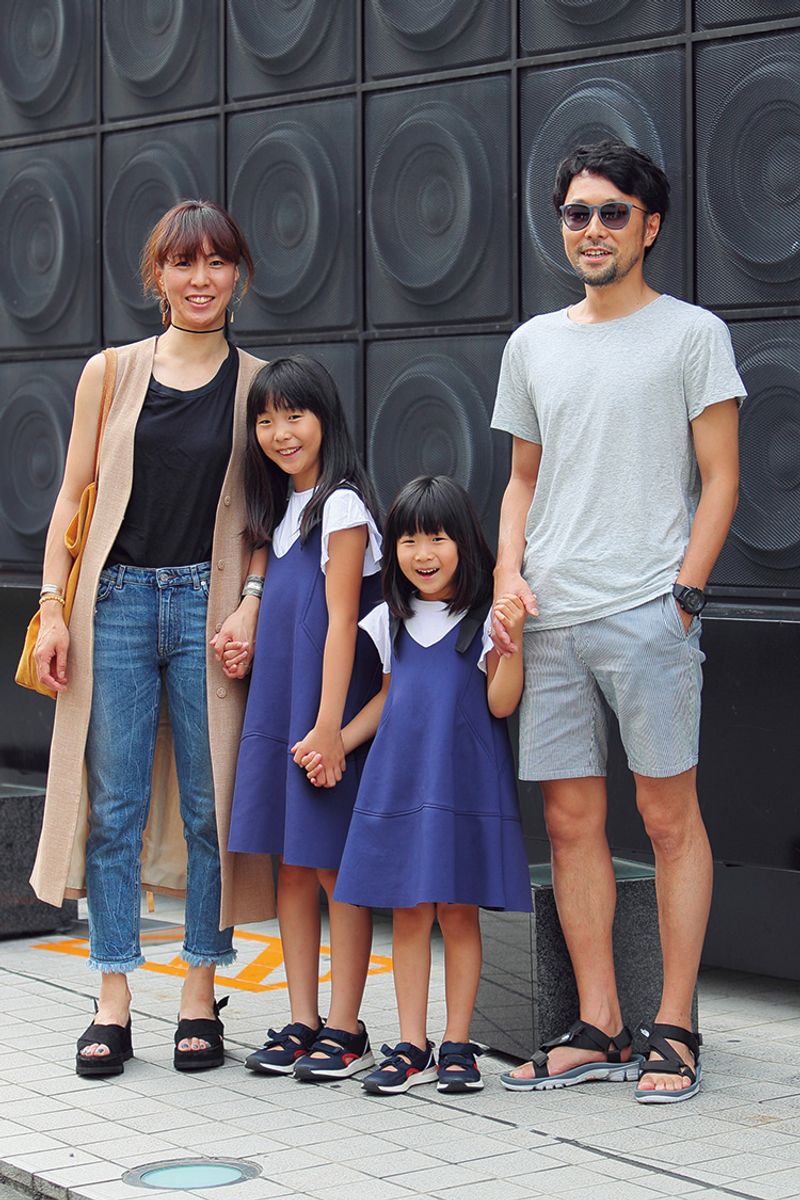シンプルな着こなしにワンポイント。進化系サンダル一家の休日 小島史樹