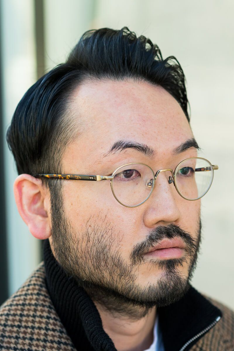 トラッドなチェックコートを、淡色デニムでカジュアルダウン 黒川陽介 2枚目の写真