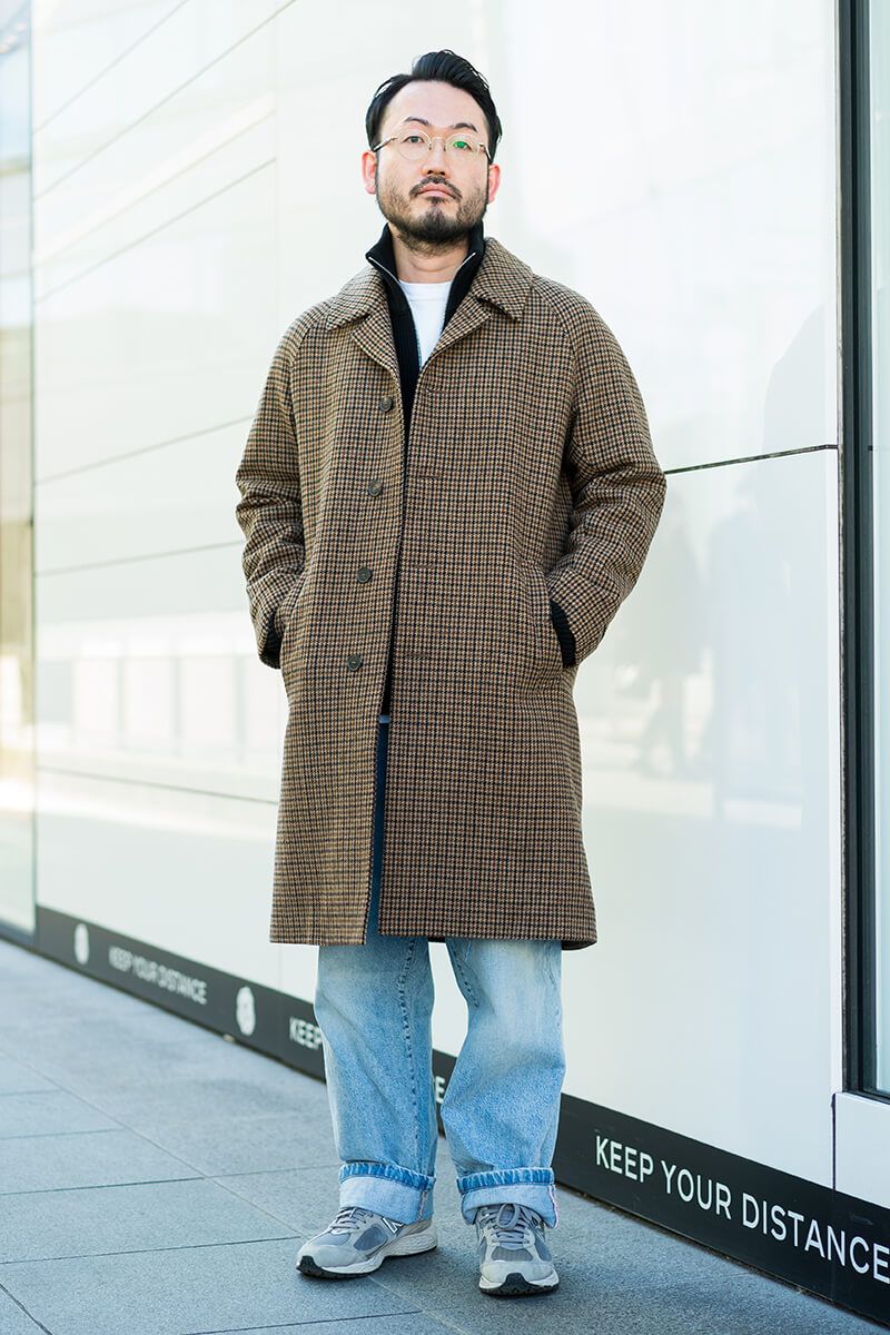 トラッドなチェックコートを、淡色デニムでカジュアルダウン 黒川陽介