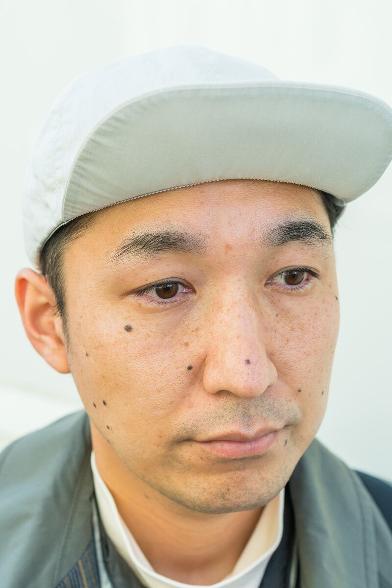 グレーコート＆淡色ライナーの色合わせで、上品さを感じる装いに 阿部絋志 2枚目の写真