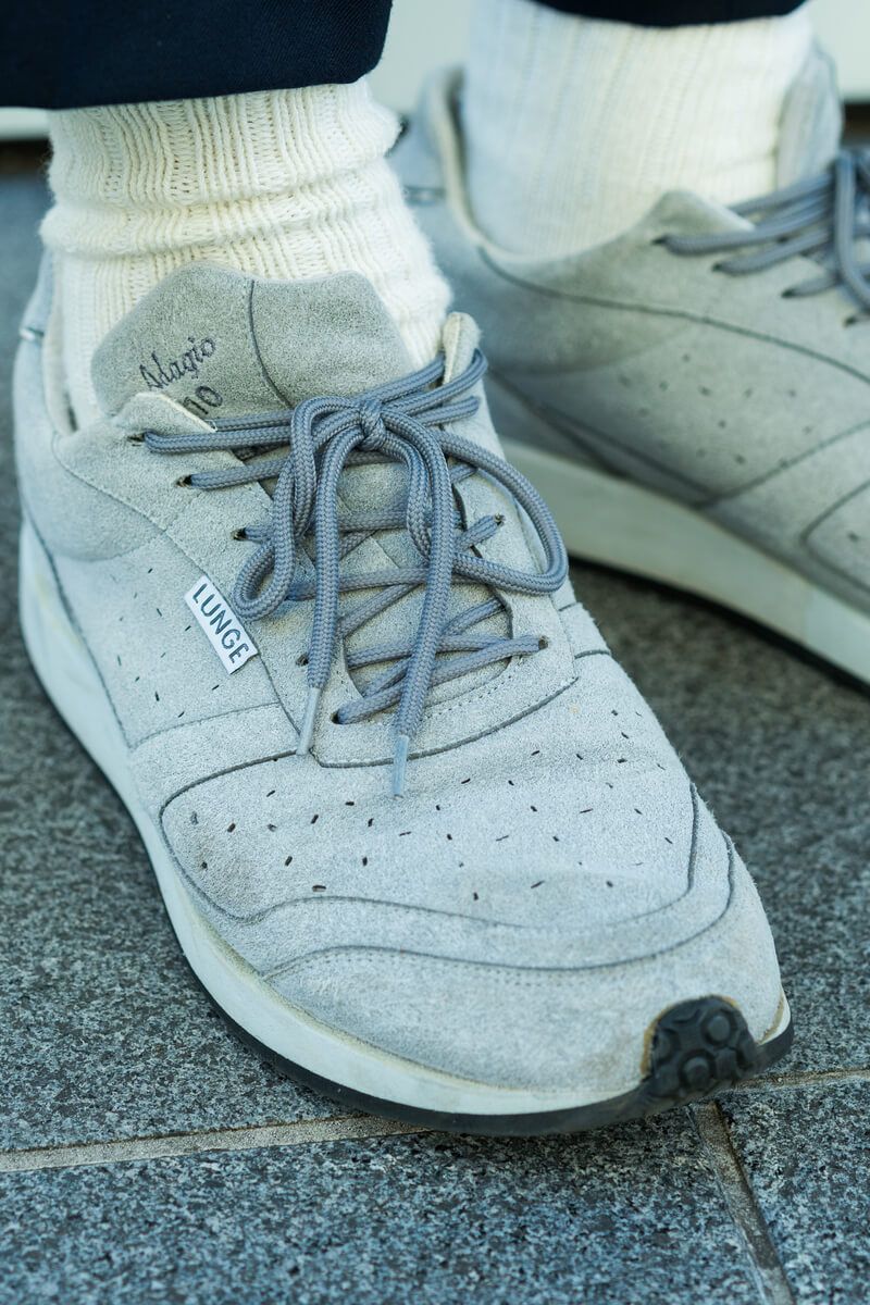 グレーコート＆淡色ライナーの色合わせで、上品さを感じる装いに 阿部絋志 3枚目の写真