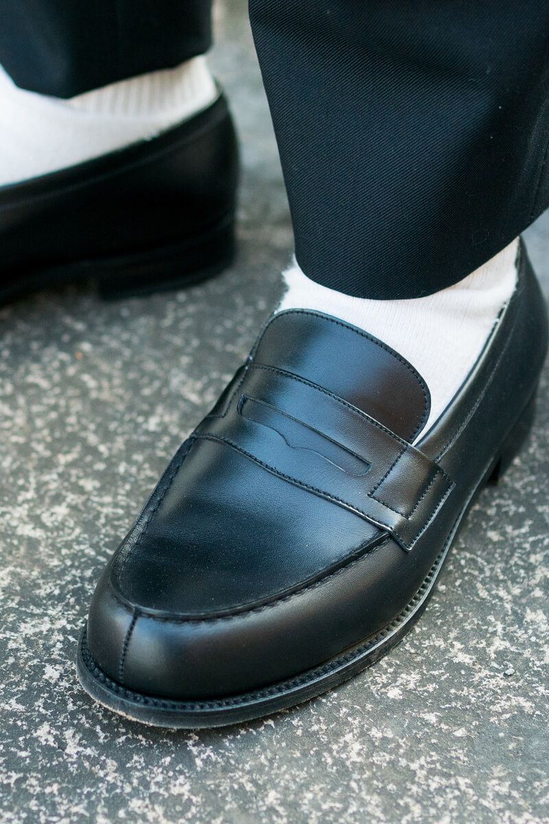 ブラックパンツとベージュトップスの王道コーデを、オレンジで一気にポップに！ 荒井将平 3枚目の写真