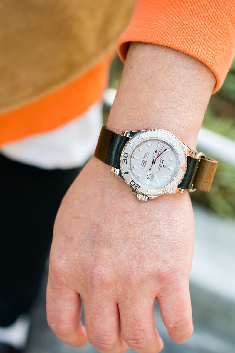 ブラックパンツとベージュトップスの王道コーデを、オレンジで一気にポップに！ 荒井将平 4枚目の写真