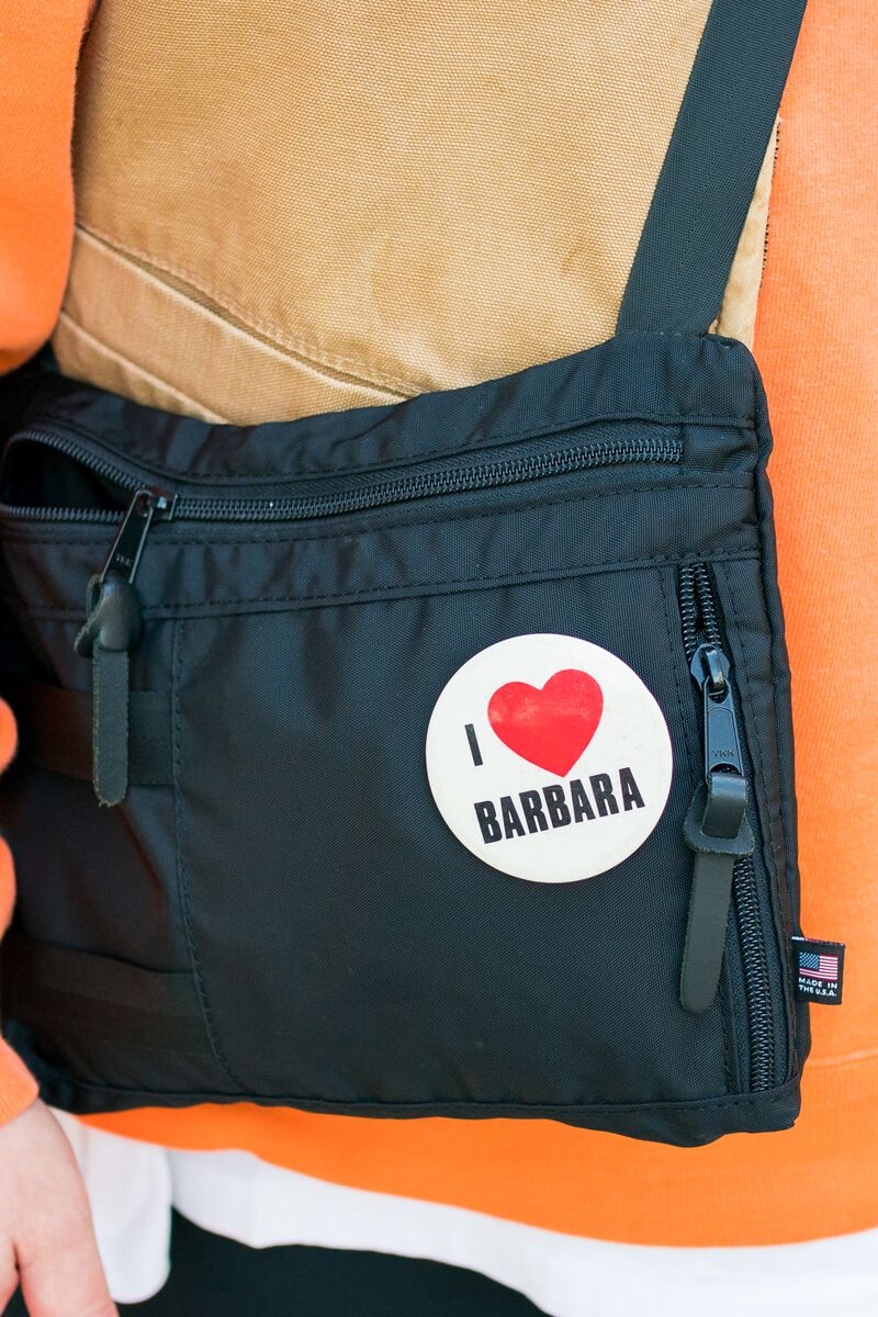 ブラックパンツとベージュトップスの王道コーデを、オレンジで一気にポップに！ 荒井将平 5枚目の写真