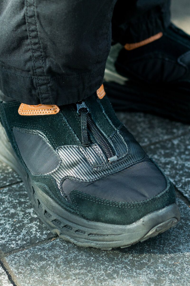 ひと味違うオールブラックに、スミ黒のコートが生む立体感 黒岩明広 3枚目の写真