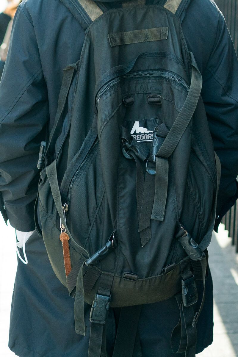 ひと味違うオールブラックに、スミ黒のコートが生む立体感 黒岩明広 4枚目の写真