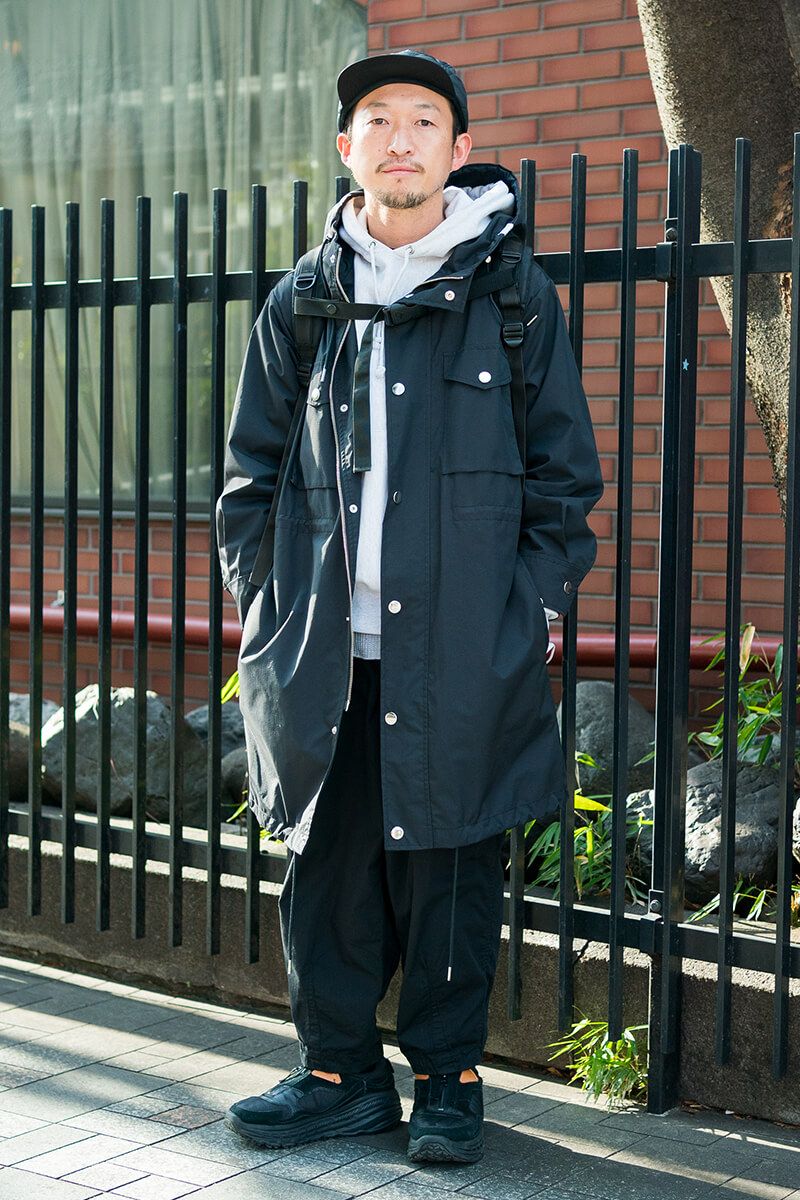 ひと味違うオールブラックに、スミ黒のコートが生む立体感 黒岩明広