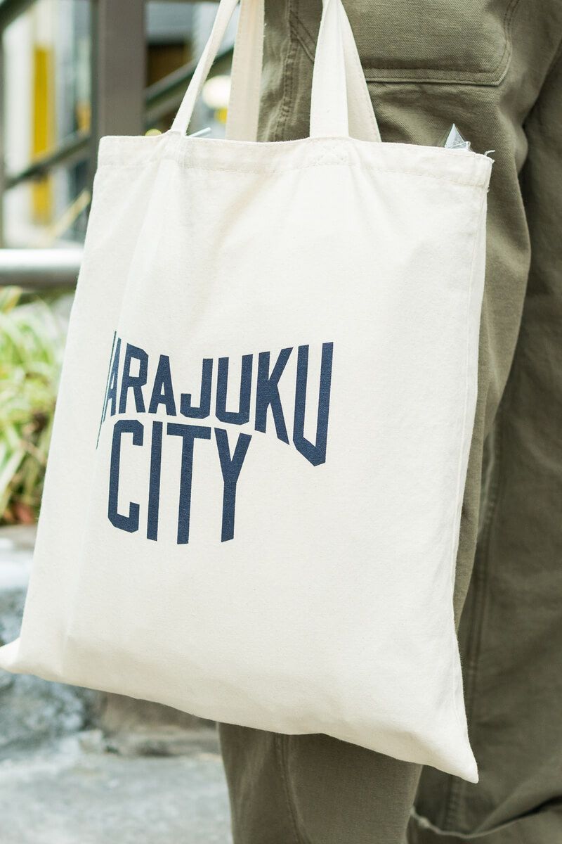 武骨なミリタリースタイルを、首元のブルーで清涼感注入 稲益稔 3枚目の写真