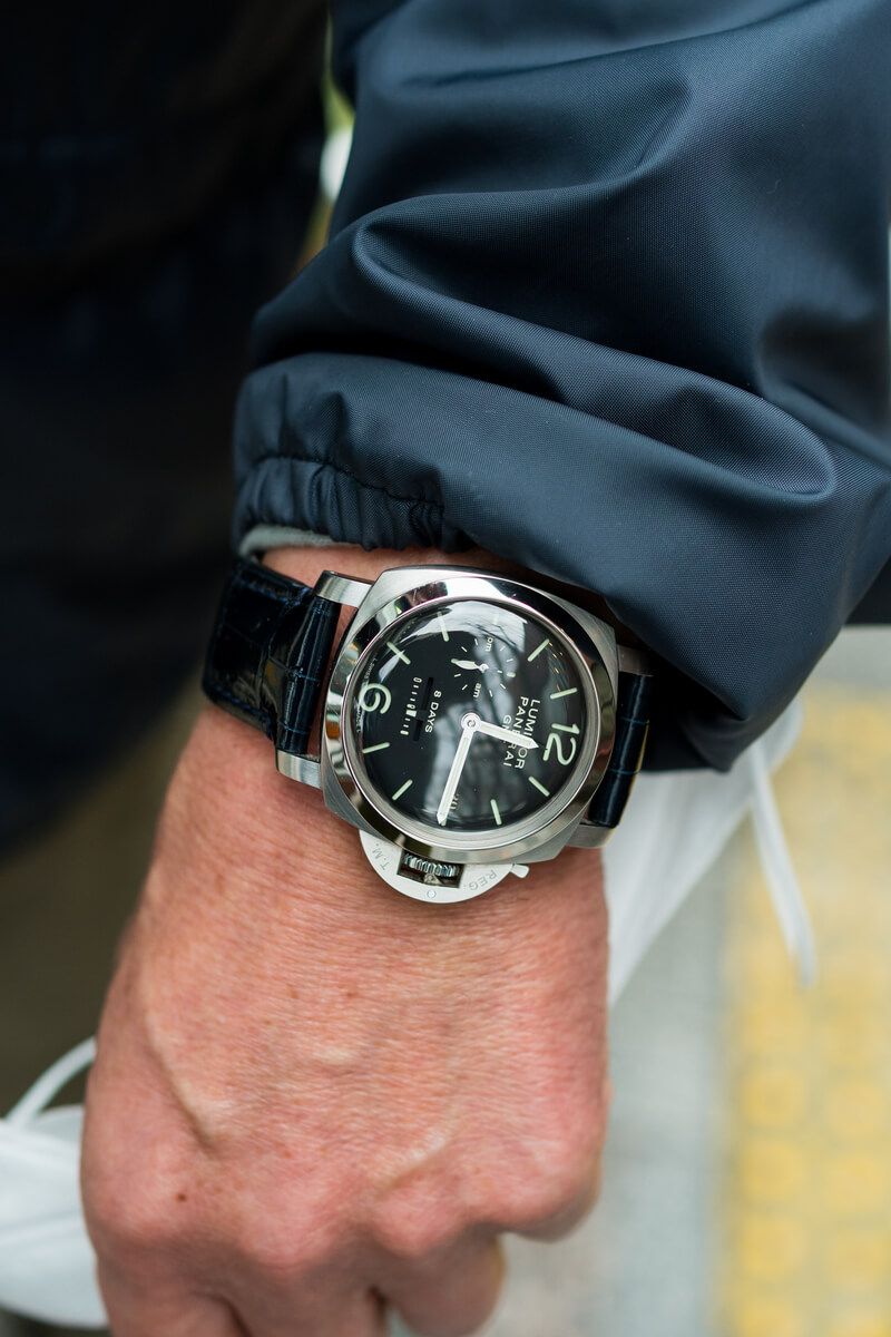 武骨なミリタリースタイルを、首元のブルーで清涼感注入 稲益稔 4枚目の写真