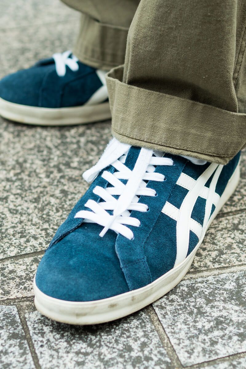 武骨なミリタリースタイルを、首元のブルーで清涼感注入 稲益稔 2枚目の写真