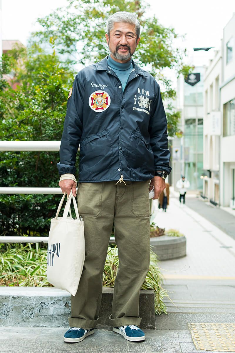 武骨なミリタリースタイルを、首元のブルーで清涼感注入 稲益稔