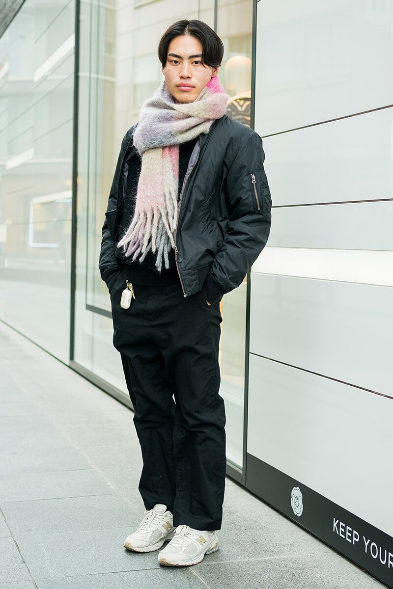 ビッグマフラーはコーデへの効き目もビッグ！オールブラックなら尚更だね 馬場雄悟