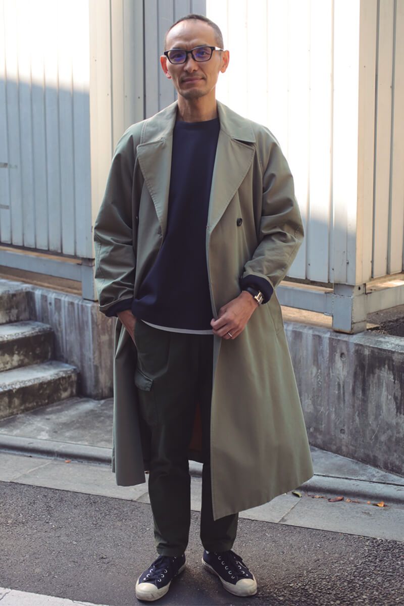 風格十分なコートを、スニーカー、カーゴパンツで気負いなく 武藤 剛