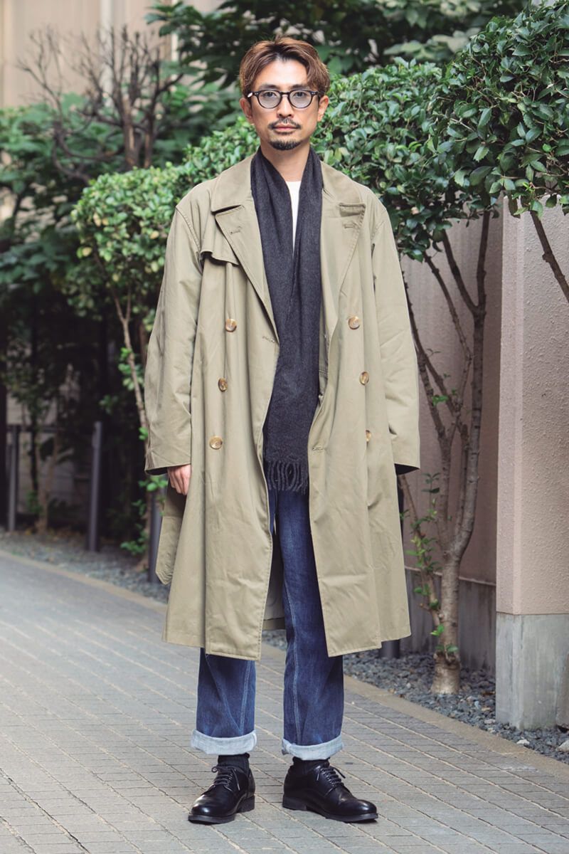 ダンディズムが薫るダブルのトレンチを、あえてラフに 濱﨑純次