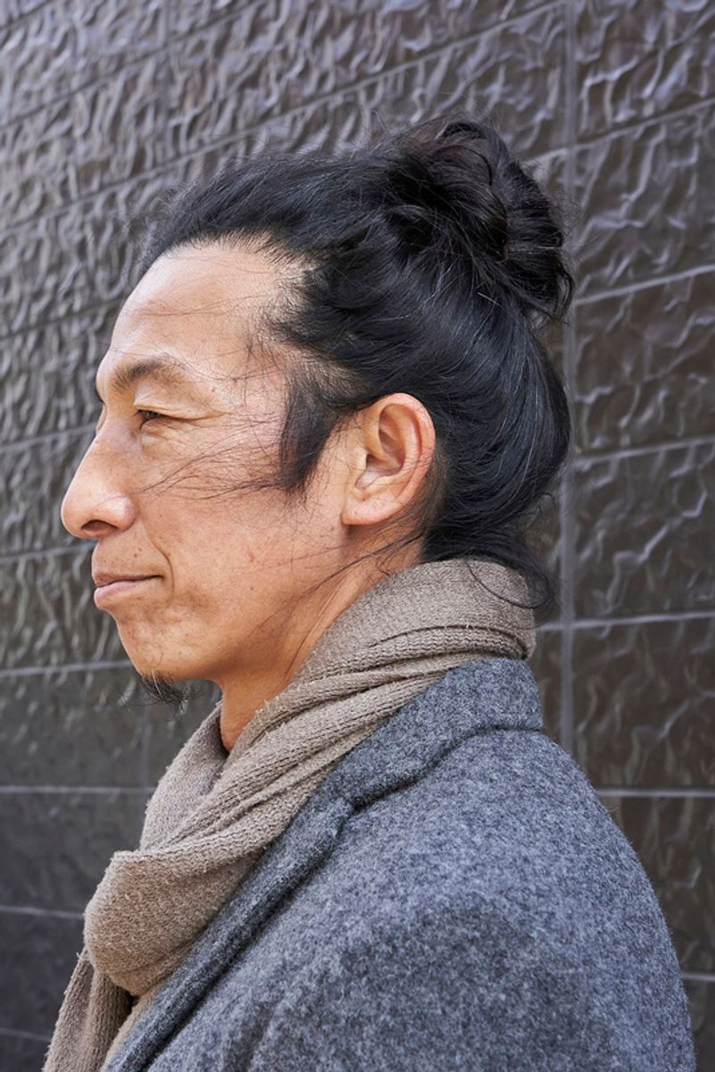 デニムをスキニーで軽やかに。落ち着いたジャケットとマフラーがいい重し 折元大助 3枚目の写真