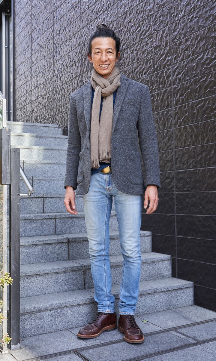 デニムをスキニーで軽やかに。落ち着いたジャケットとマフラーがいい重し 折元大助