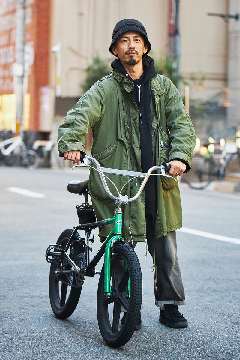 バサッと羽織ったコートで、ラギッドなBMXを駆る姿がクール 平賀拓郎