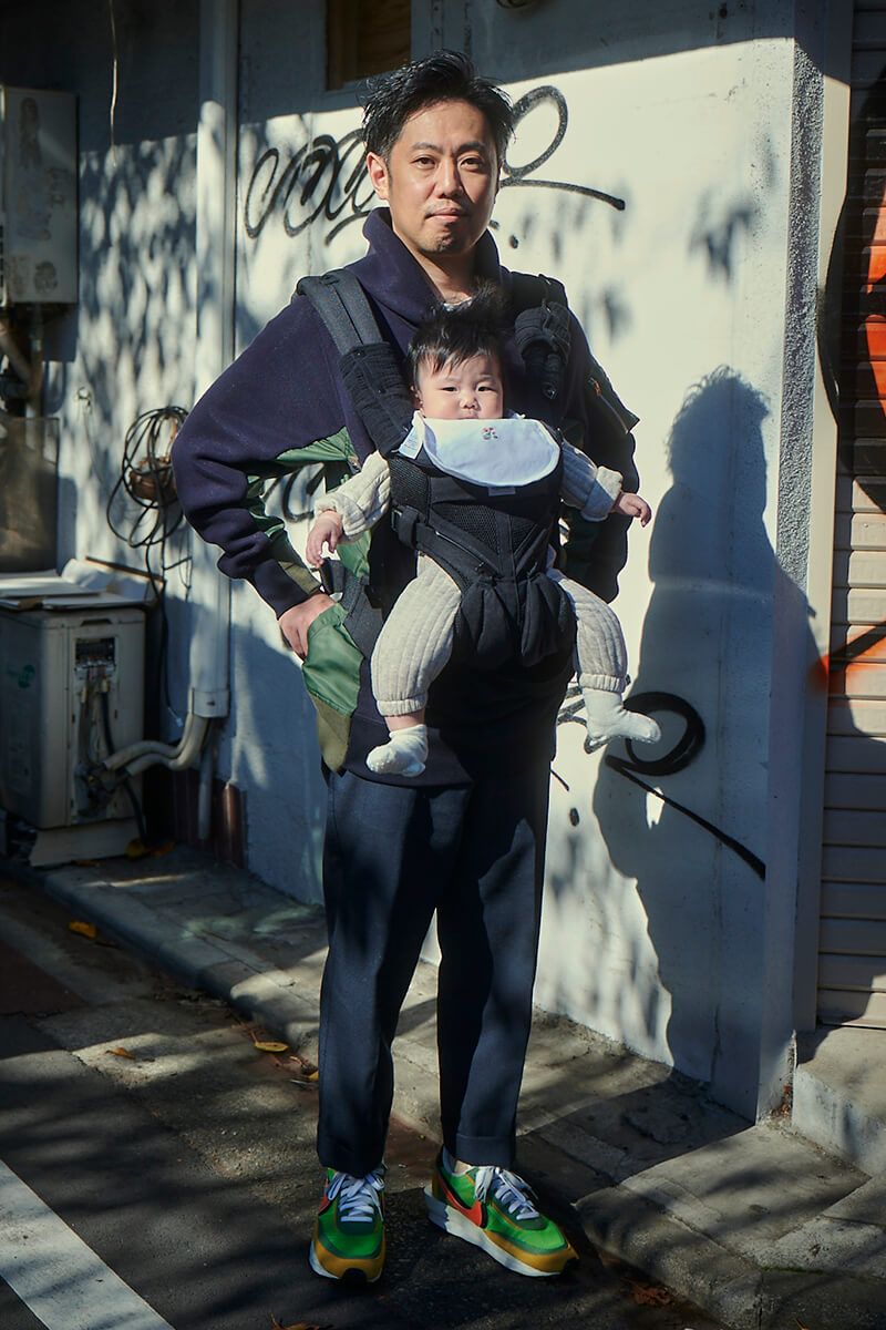 上下ダークトーンにすることで、足元のカラーリングが抜群に映える！ 弘毅