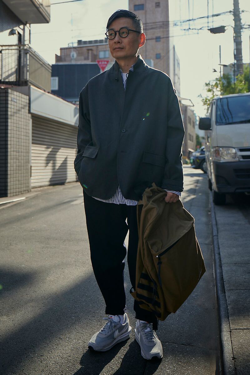 シルエットで遊び、視線が足元に落ちる巧みな装い 長谷部 伸