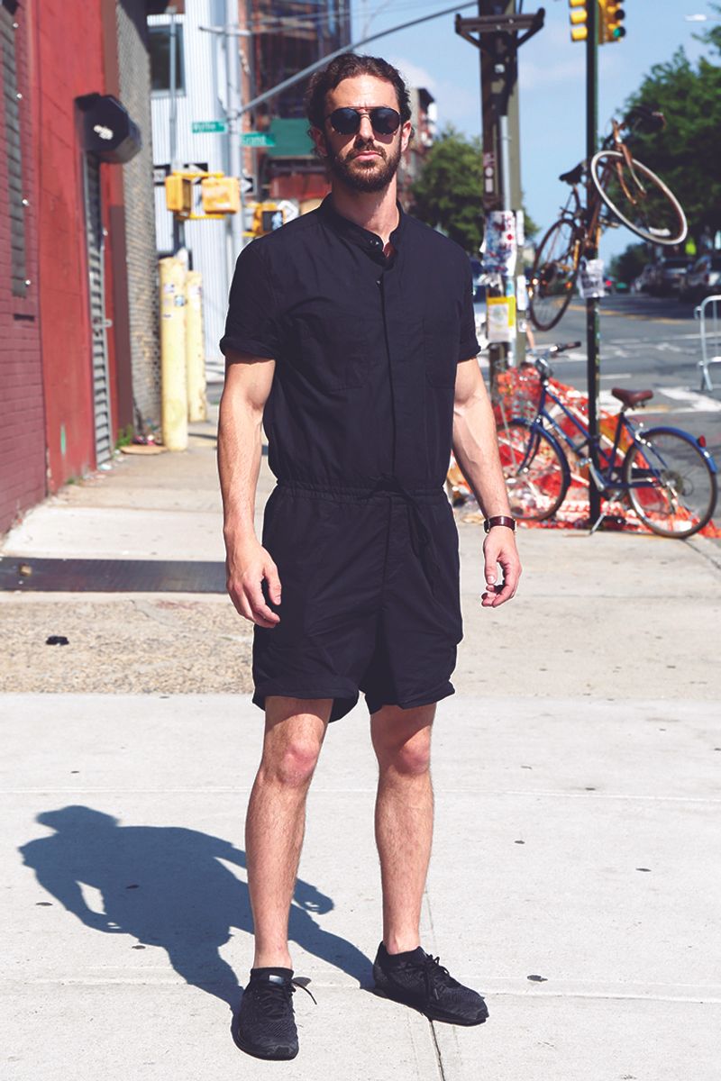 全身黒。なのに洒脱なそのワケは、ずばりショート丈です！ アンドリュー