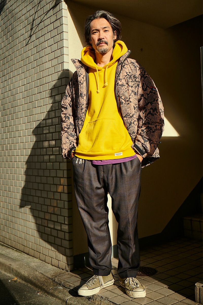 パイソン柄という大胆チョイスにインナーの色使いが新鮮！ 藤本洋史