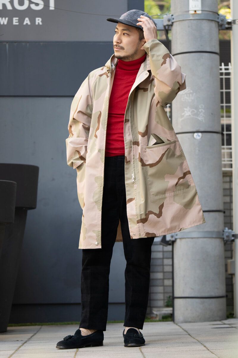 シックなトーンのカモフラコートに、真紅のタートルニットが映える 金中 淳