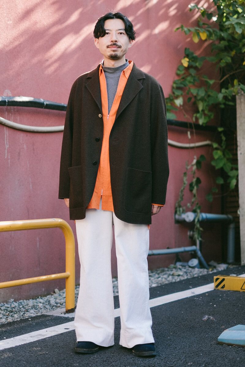 ジャケットの中にサーモンピンクを少し。個性的な色みは分量が大事 上條圭太郎