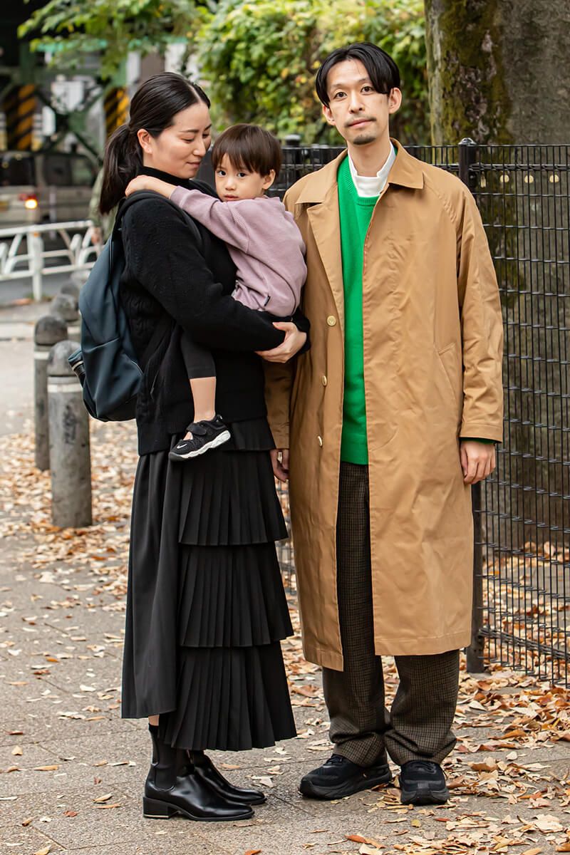 グリーンのニットが一点映え。ロングコートが挿し色の効果を強調する 岸 勇喜