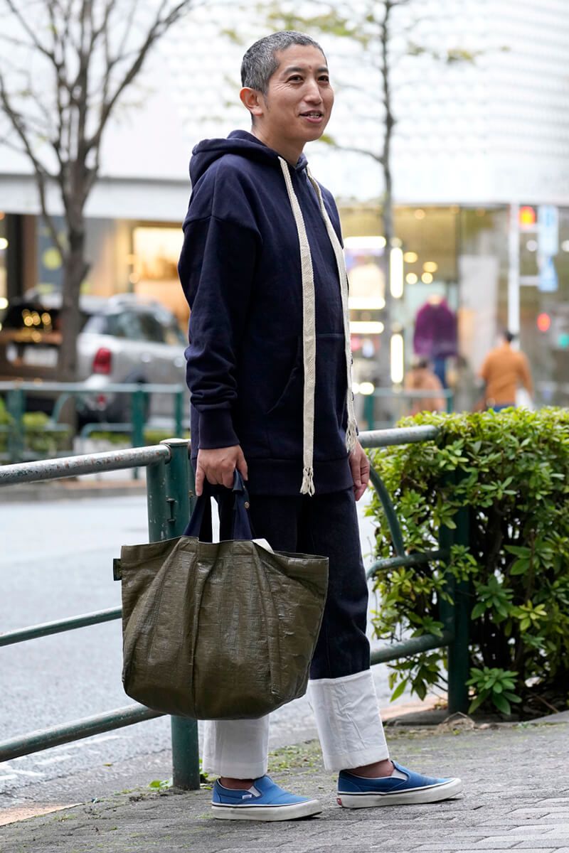 装飾的ドローストリングを配したフーディが、圧倒的な存在感！ 山田恵一