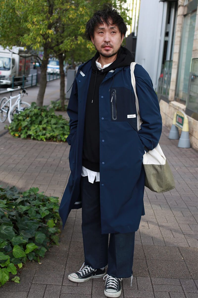 首元や裾口から覗くバンドカラーシャツ。細かなところまでうまい！ 和泉直人