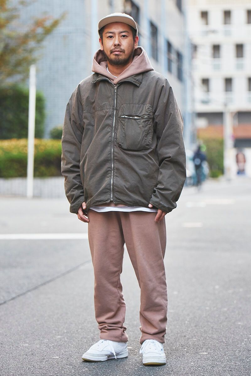 スウェット上下を、色選び&レイヤードでセンス良く 蝶野博喜