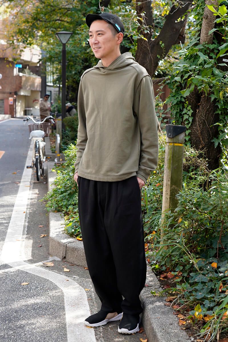 オリーブ×ブラック。モード感のある配色でフーディを着こなす！ 吉野純平