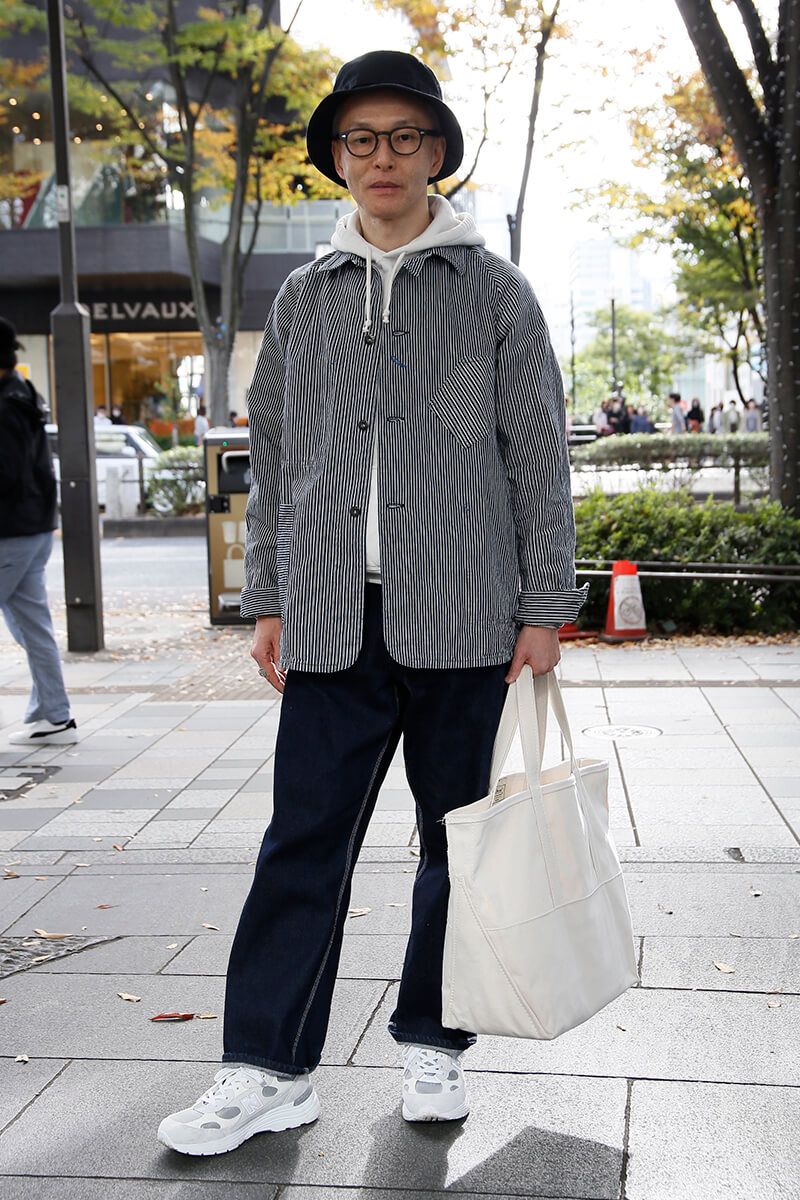 ヒッコリーのカバーオールとデニムの間で、白が利いてるフーディ 松下和正