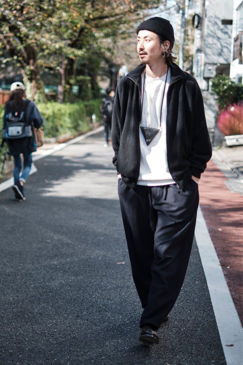 ドレープが美しいパンツが、ブルゾンの柔らかい表情と見事に呼応！ 杉浦孝宏