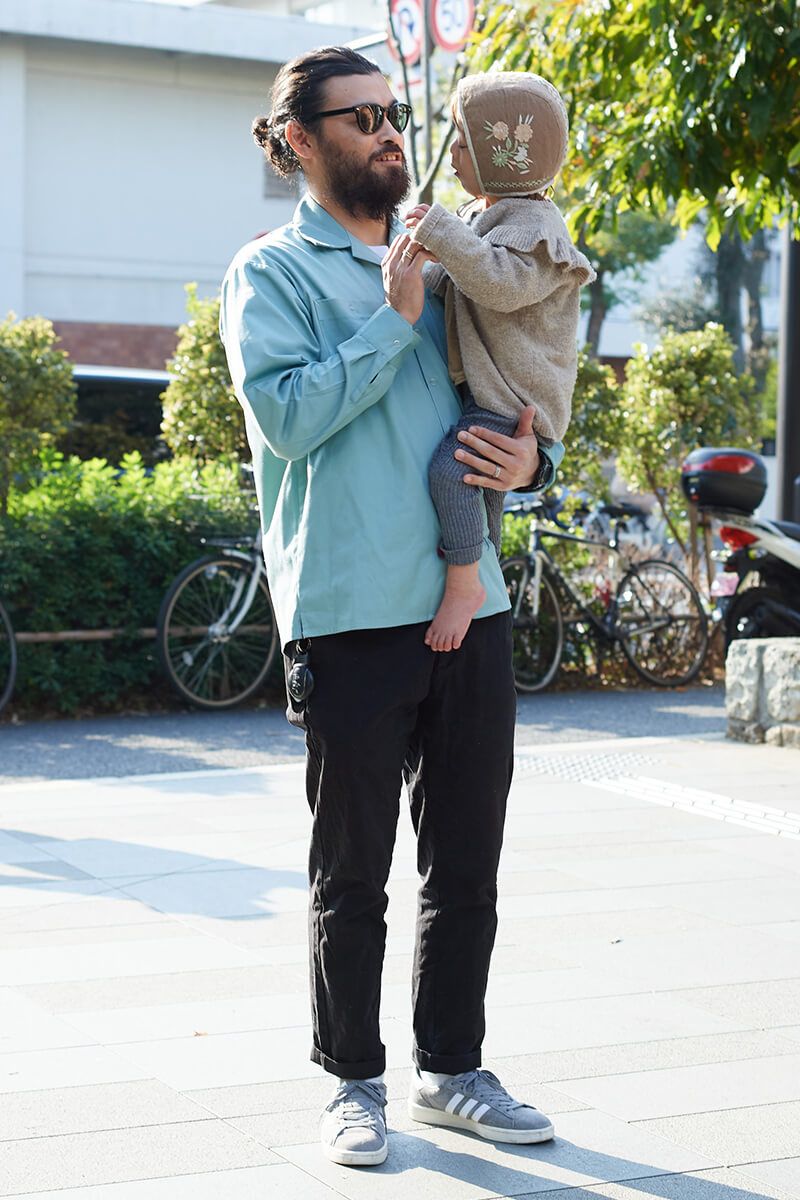 絶妙カラーの開襟シャツを主役に、カルチャー感が漂うクールな父親像 田中克政