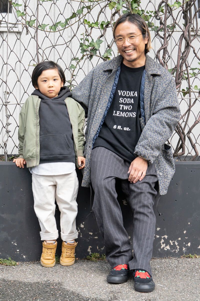 個性的な合わせを、バラを刺繍したスリッポンスニーカーでダメ押し！ 日永和孝