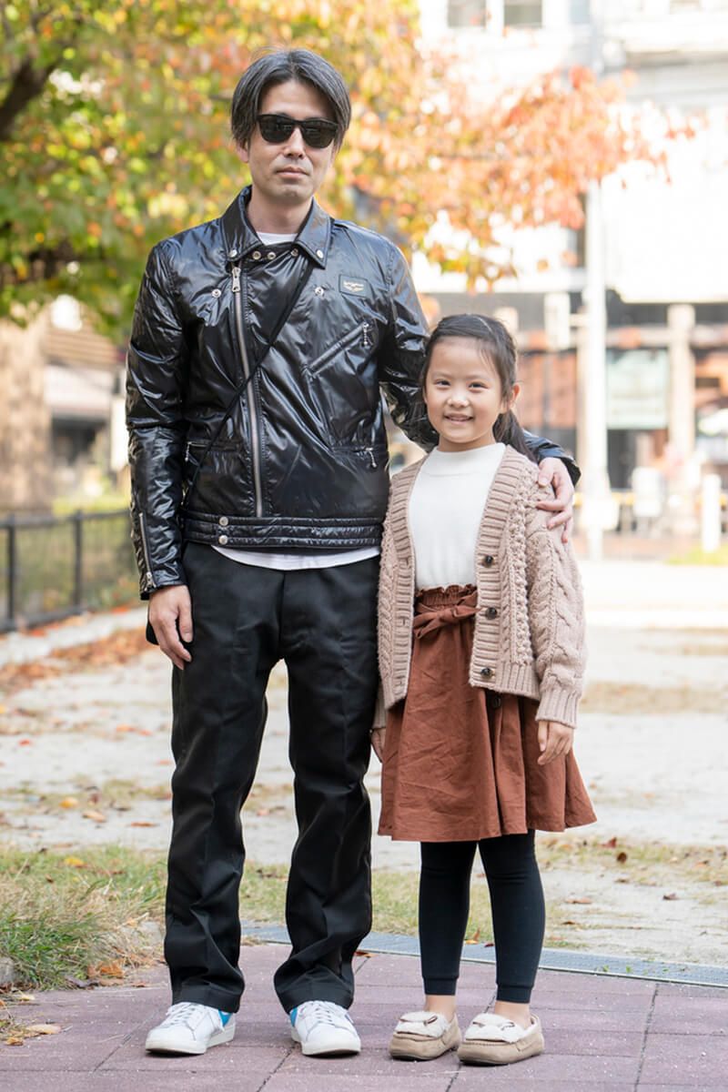 キュートな愛娘を、ダークにまとめたハードな装いの父親が支える 坂本憲治