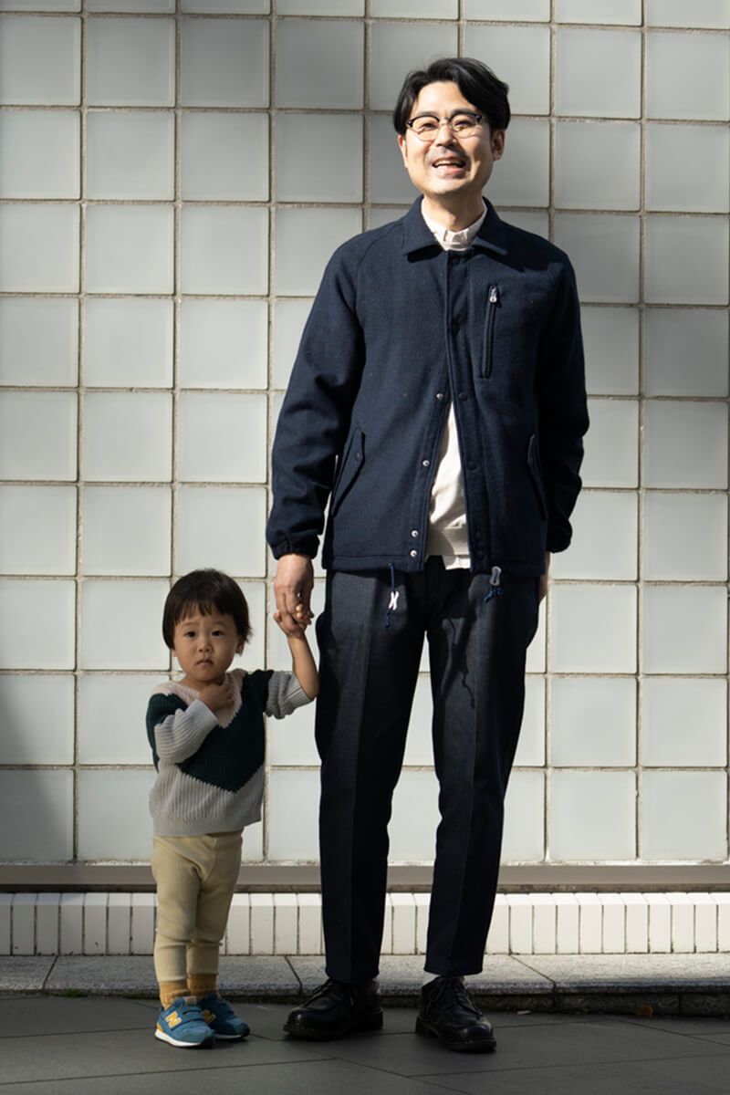 襟元から覗くシャツが、モノトーンな装いを上品かつ凛々しく 冨田靖人