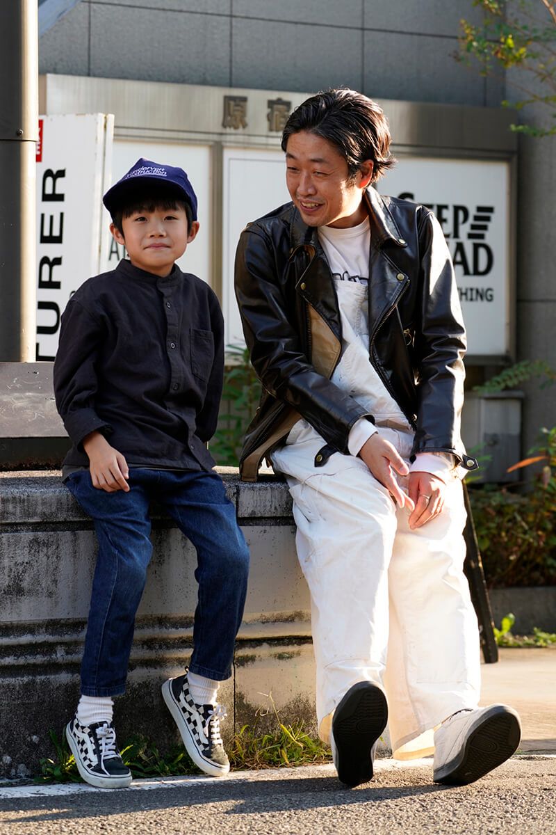 ホワイトの上下に、ダブルのライダーズをさらっとオン！ 鈴木亮介