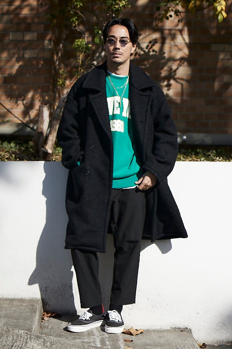 ブラック揃えでも重く見えないのは、インナーの差し色の巧みさゆえ 鈴木真悟