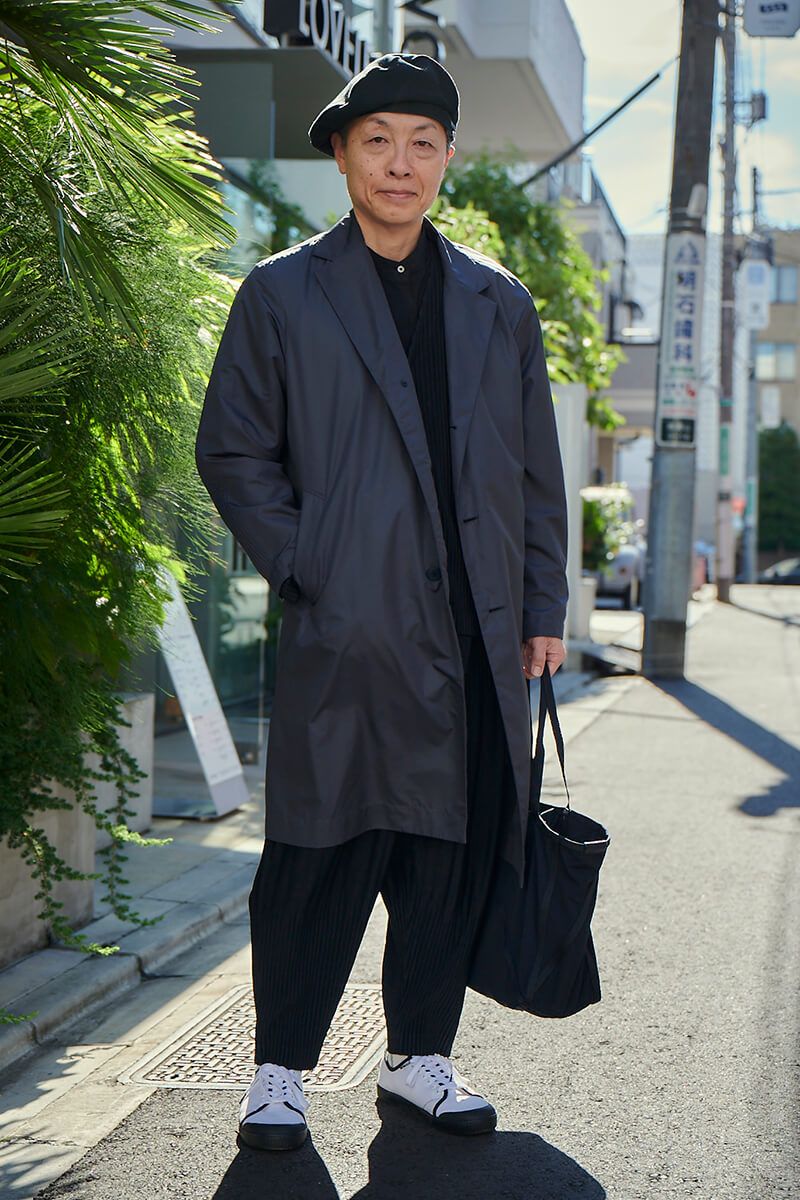 シャツのボタンは全留め、足元だけは白、これこそモードテイスト！ 小宮山 稔