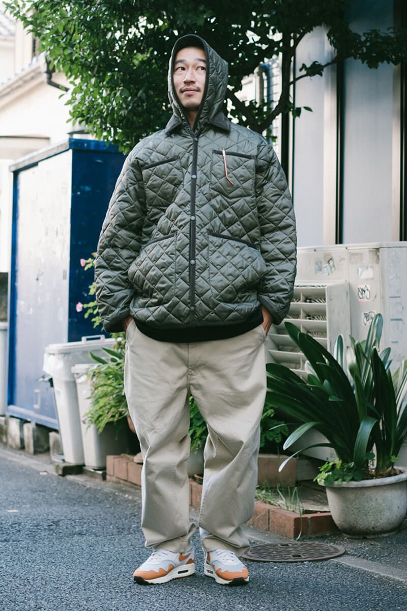 大きめサイズの上下を、ボリュームスニーカーといいバランスに 佐藤貴史