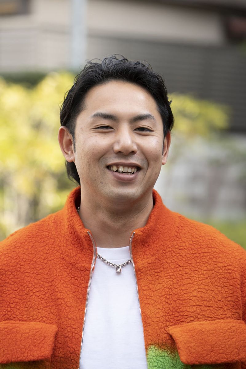 マルチカラーで元気100倍！ 個性的なアウターを白カットソーで着流す 田尾奨馬 2枚目の写真